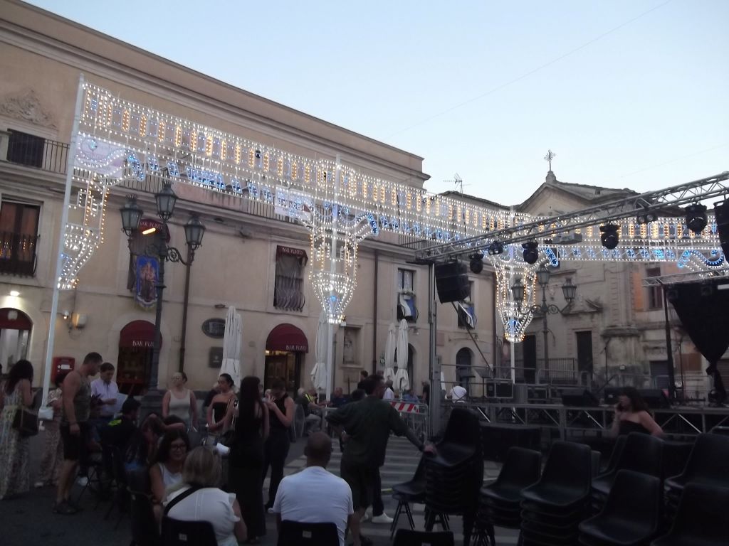 Piazza illuminata con luminarie